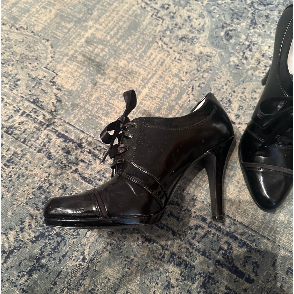 Tahari Shoes very classy size 7 black patent heels lace up